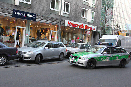 Polizei war häufig vor dem Geschäft zu sehen.