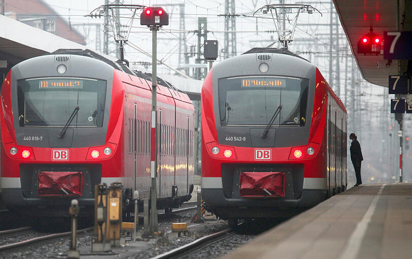 Zwei Züge stehen im Nürnberger Hauptbahnhof am Bahnsteig. Viele Pendler mussten Verspätungen und Zugausfälle in Kauf nehmen.