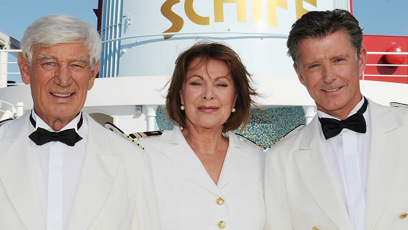 „Traumschiff“-Crew: Siegfried Rauch als Kapitän Paulsen, Heide Keller als Beatrice, Nick Wilder als Dr. Sander. „Traumschiff“-Crew: Siegfried Rauch als Kapitän Paulsen, Heide Keller als Beatrice, Nick Wilder als Dr. Sander.