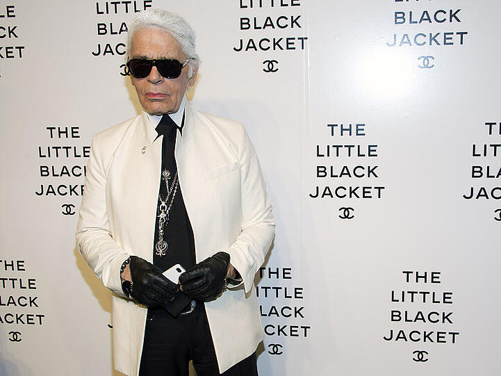 Gehören einfach zusammen: Karl Lagerfeld und die Sonnenbrille