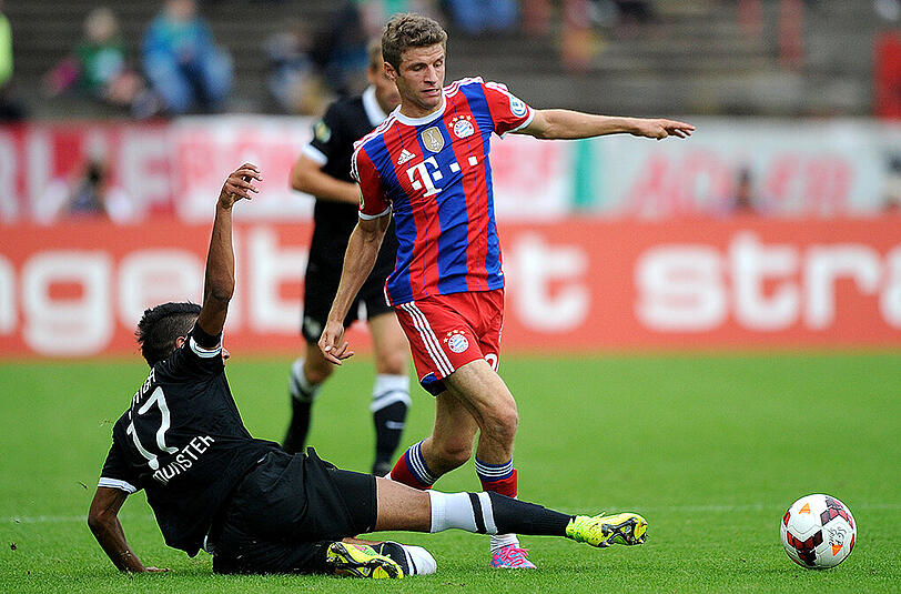 THOMAS MÜLLER, NOTE 3: Es müllert auch 2014/15 wieder. Überlegter Rechtsschuss zum 2:0 (29.), sein 100. Pflichtspieltor für die Bayern. Hat noch Steigerungspotenzial.