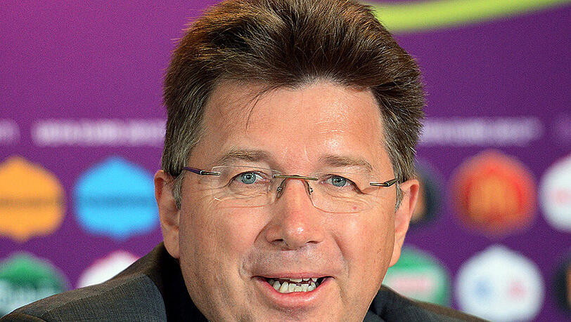 Der Schweizer Martin Kallen ist seit 1994 für die UEFA tätig. Der Schweizer Martin Kallen ist seit 1994 für die UEFA tätig.