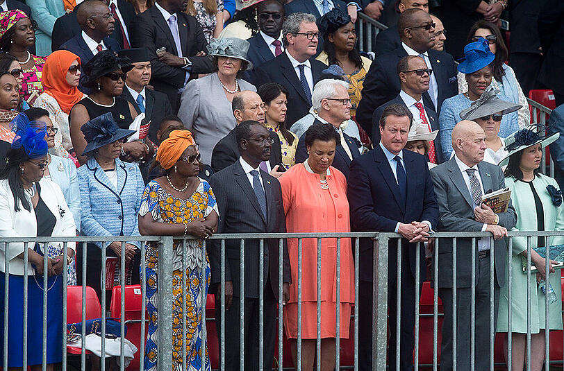 Mit einer farbenprächtigen Militärparade im Herzen Londons feiert Großbritannien den 90. Geburtstag von Königin Elizabeth II. Eine der Wachen verließen dabei die Kräfte - er kollabierte. Die Bilder...