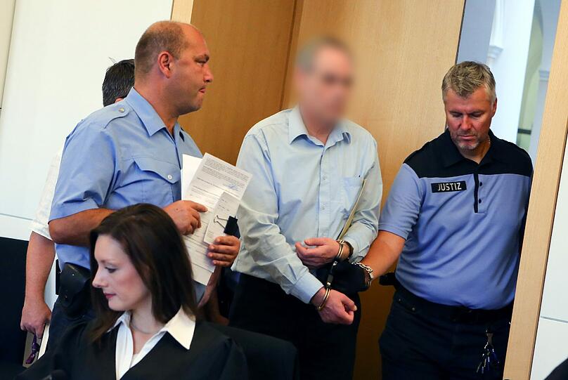 Einer der beiden Täter (M) im Fall der ermordeten 17-jährigen Annelie im Landgericht Dresden.
