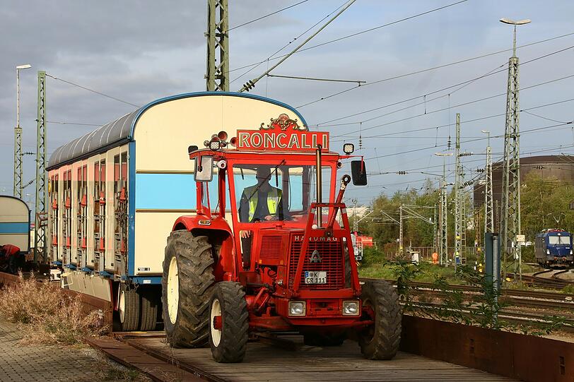 Die 80 Wagen rollten über die Schiene nach München ein. Mit Traktoren werden sie dann an den Leonrodplatz gebracht.