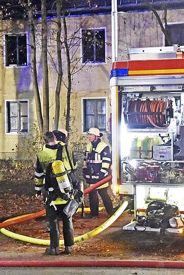 Das Feuer brach in einer Wohneinheit im 1. Stock aus.