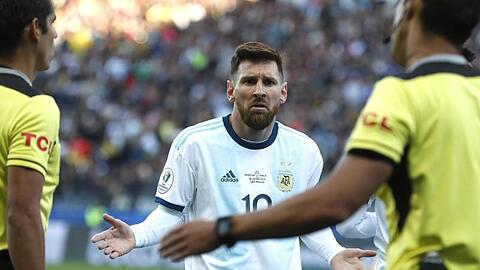 Lionel Messi (M.) fühlt sich ungerecht behandelt.