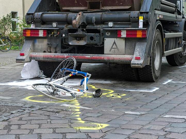 Beschädigtes Rad an einer Berliner Kreuzung: Auch an diesem tödlichen Unfall war ein Lkw beteiligt.