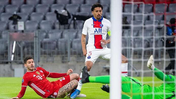 Lucas Hernandez (l) von München und Marquinhos von Paris kämpfen um den Ball.