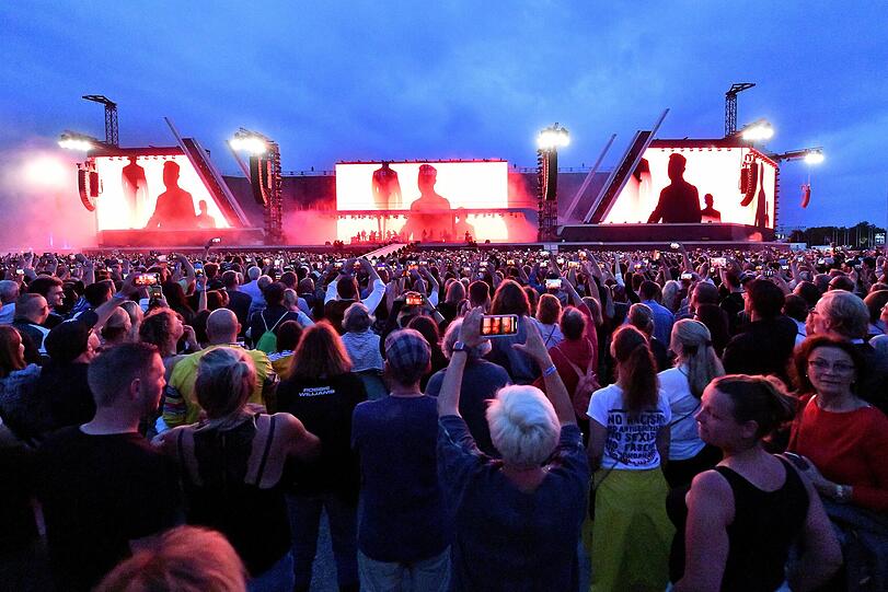 Robbie Williams live auf der Bühne am 27.08.2022 in München auf dem Messegelände.