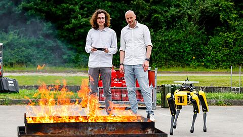 Informatiker Sören Pirk (rechts) leitet das Forschungsprojekt "Wildfire Twins" an der Kieler Christian-Albrechts-Universität.