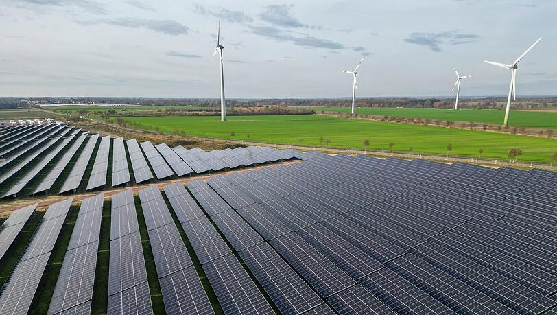Windräder direkt neben Solaranlagen - es geht aufwärts bei der installierten Leistung der Erneuerbaren. (Archivbild) Windräder direkt neben Solaranlagen - es geht aufwärts bei der installierten Leistung der Erneuerbaren. (Archivbild)