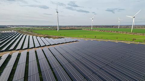 Windr&auml;der direkt neben Solaranlagen - es geht aufw&auml;rts bei der installierten Leistung der Erneuerbaren. (Archivbild)