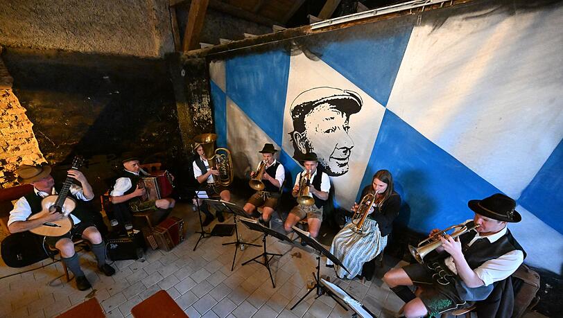 Sie feierten die Fertigstellung des vom Erzbischof in Auftrag gegebenen Baumes mit z&uuml;nftiger Musik.