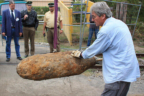 Der Sprengmeister entschärfte die Bombe und brachte sie zum Entsorgen nach Feucht.