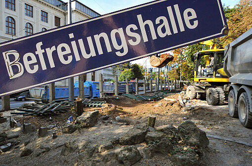 Brachland: Noch vor wenigen Tagen standen hier alte Kastanien und Brotzeitstandl. Jetzt wird der Augustiner Biergarten an der Arnulfstraße modernisiert.