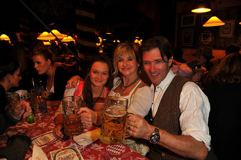 Die Münchner Schauspielerin Natalie Spinell mit Tochter Ivonne Beck und John Jürgens, dem Sohn von Udo Jürgens.