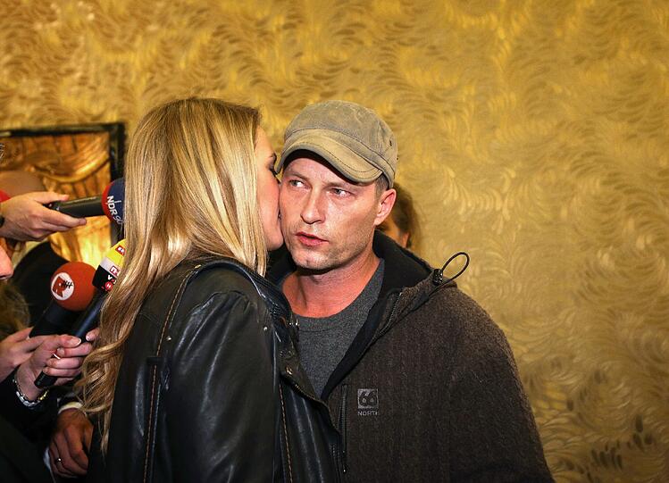 Svenja Holtmann flüstert ihrem Freund, Schauspieler Til Schweiger, bei der Premiere etwas ins Ohr