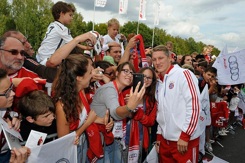 Die Bayern-Stars mit ihren neuen Dienstwagen.