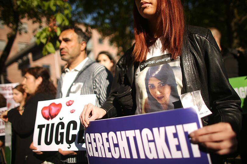 Freunde von Tugce haben such zum Prozessauftakt zu einer Mahnwache gegenüber dem Gerichtsgebäude versammelt. Währenddessen nimmt Sanel M. auf der Anklagebank Platz.