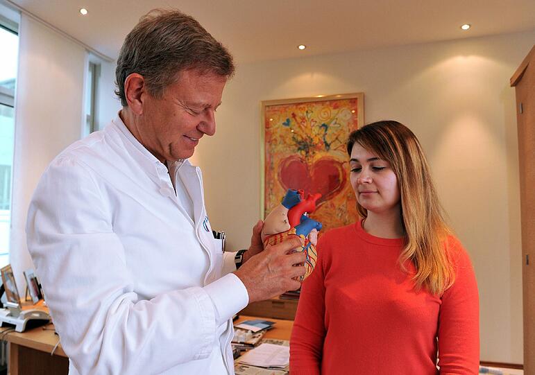 Professor Lange erklärt Ekatherina am einem Herz-Modell den Eingriff. Bei einem Baby-Herzen wurde diese Methode aber noch so gut wie nie angewandt.