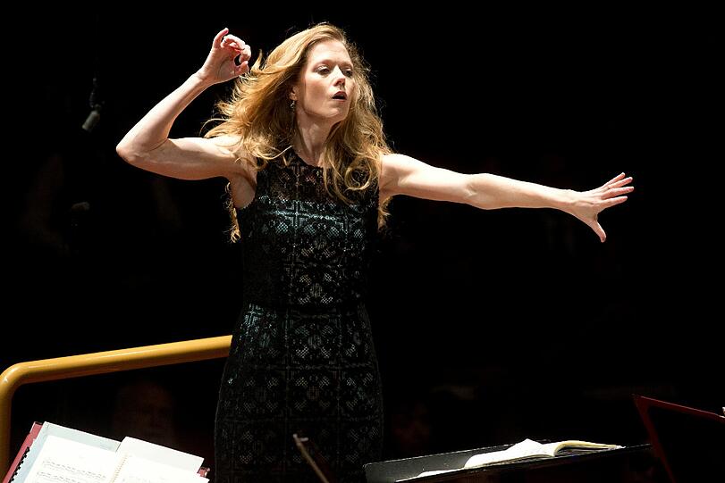Barbara Hannigan dirigiert ein Werk von György Ligeti mit der Accademia Nazionale di Santa Cecilia in Rom.