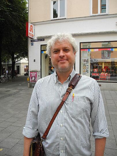 &bdquo;Keine Angst &ndash; von Berufs wegen&ldquo; - Erik Curiel (47), Assistenzprofessor für Physik und mathematische Philosophie an der LMU: &bdquo;Ich gehe mit der Arbeit hin. Das ist erst mein zweites Jahr in München, ich komme aus den USA. Aber Angst habe ich keine &ndash; vielleicht, weil ich für meinen Beruf sehr viel mit Wahrscheinlichkeit und Statistiken zu tun habe.
Ich weiß, dass es wahrscheinlicher ist, dass ich von einem Auto überfahren werde. Als hier letztens der Amoklauf war, haben mich viele Freunde aus den USA angerufen &ndash; das war rührend, aber eigentlich müssten sie mich eher jeden Tag anrufen und fragen, ob ich nicht von einem Auto erwischt worden bin.
Ich bin auch einfach kein Mensch, der sich über so etwas Sorgen macht &ndash; das liegt nicht in meiner Natur."