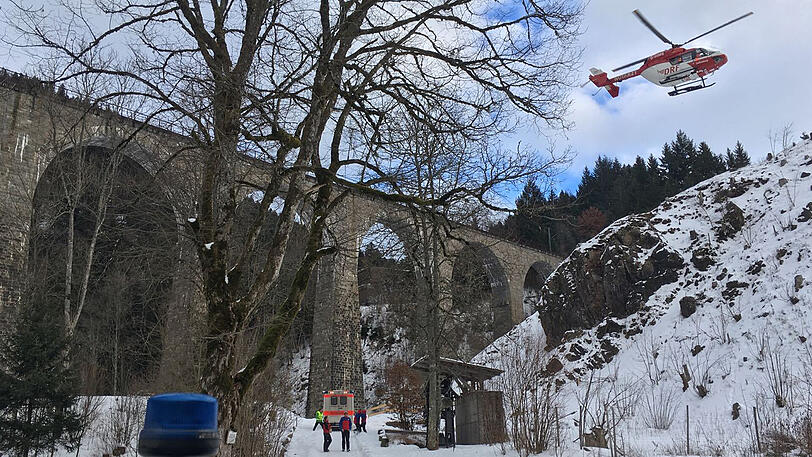 Der Rettungshubschrauber Christoph 54 landet in der Ravennaschlucht bei Breitnau im Schwarzwald (Baden-Württemberg). Dort war der Basejumper zuvor verunglückt.