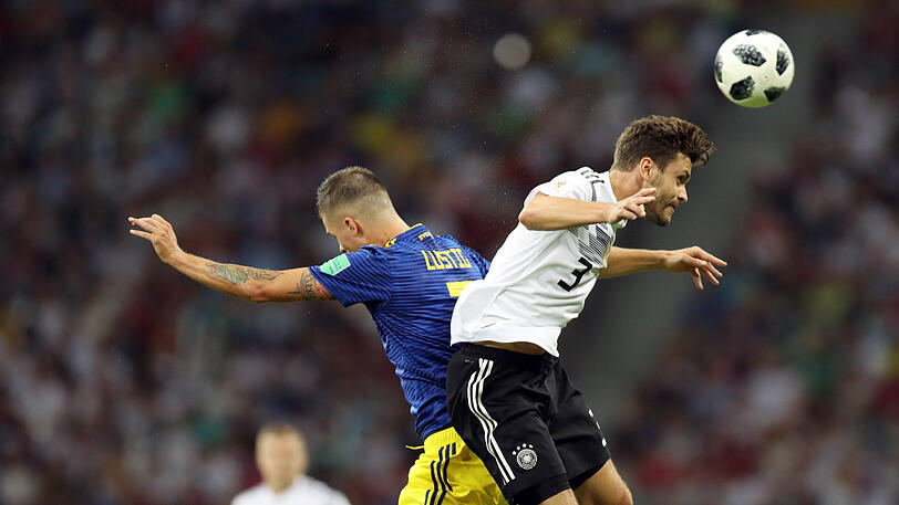 Jonas Hector: Note 4. Nach Erkältung wieder frisch, verteidigte links statt Plattenhardt, war aber eher ein Linksaußen, der bei seinem WM-Debüt zu wenig scharfe Bälle in die Mitte brachte. Wenigstens in der Rückwärtsbewegung aufmerksam. An ihm lag's nicht.