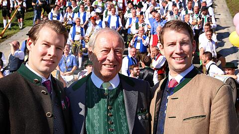 Zwei Söhne, zwei Zelte? Edi Reinbold (M.) und seine Söhne Mathias (l.) und Ludwig führen das Schützenfestzelt. Ob sie jetzt noch das Löwenbräuzelt bekommen &ndash; ein Geheimvertrag sieht es so vor.