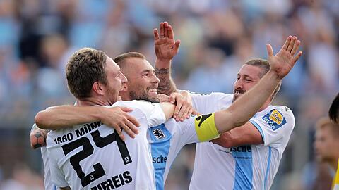 Können sie den dritten Dreier in Serie feiern? Für die Löwen um Sascha Mölders (r.) gilt es beim MSV Duisburg.