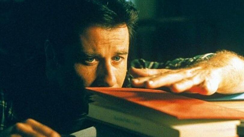 John Travolta entdeckt als George Malley seine telekinetischen Kräfte John Travolta entdeckt als George Malley seine telekinetischen Kräfte