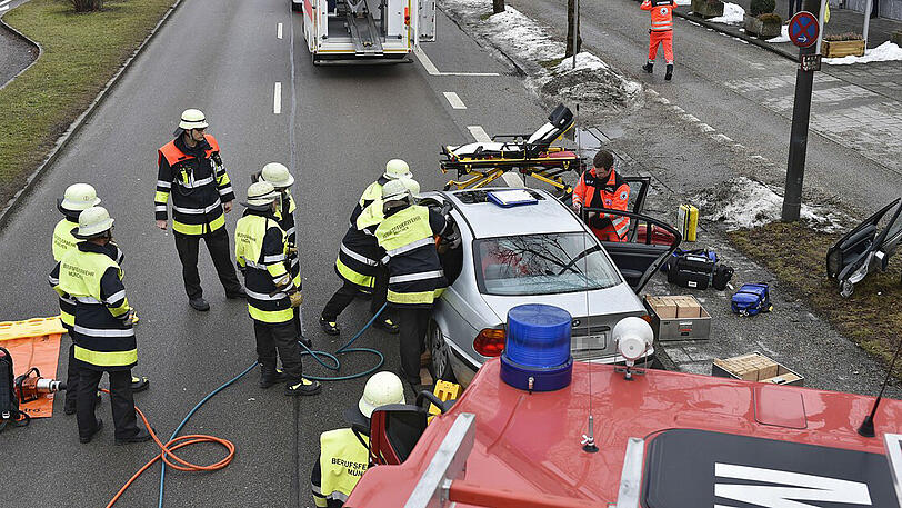 Auch die Unfallgegnerin wurde vorsorglich in eine Klinik transportiert.