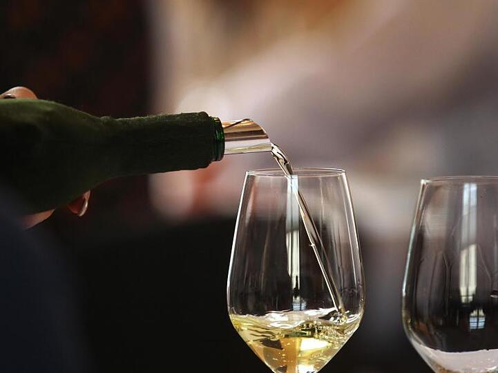 Weißwein wird in ein Glas gefüllt. Foto: Karl-Josef Hildenbrand/Archivbild