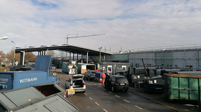 Im Wertstoffzentrum in Landshut ist viel los - und wird in Zukunft noch mehr los sein: Die Öffnungszeiten werden verlängert.