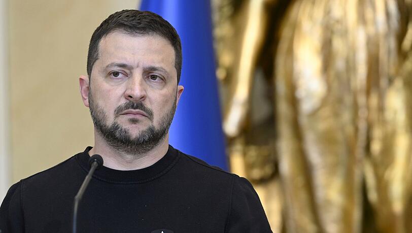 Der ukrainische Präsident Wolodymyr Selenskyj reist nach seinem Besuch im finnischen Helsinki weiter in die Niederlande.