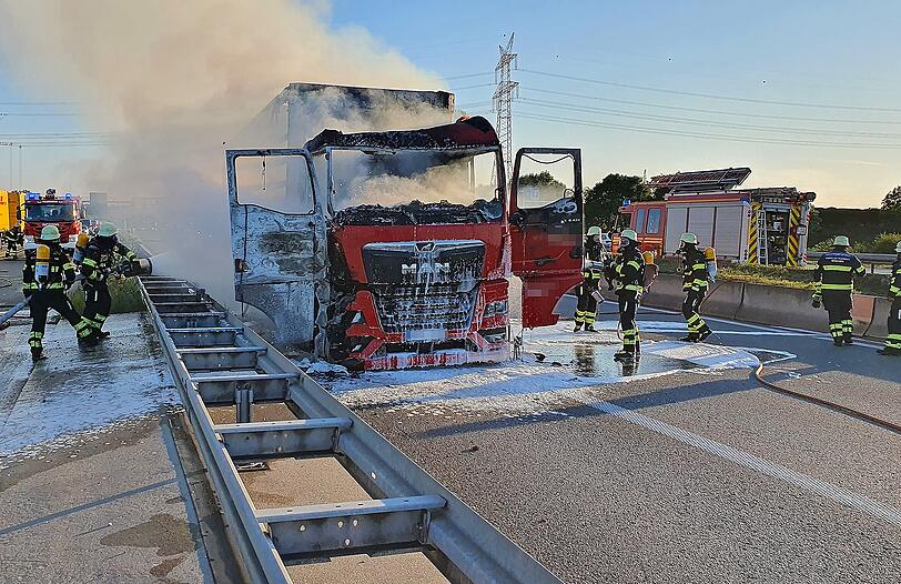 Während der Fahrt ist ein Lastwagen in Brand geraten und trotz der Löschmaßnahmen der Feuerwehr komplett ausgebrannt.