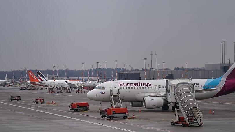 Am Airport Hamburg kann es wegen eines Kerosin-Lieferengpasses zu Verspätungen und Flugausfällen kommen. (Archivbild)