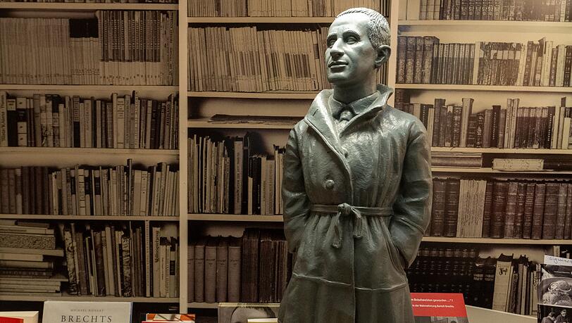 Eine Brechtfigur und Brecht-Literatur in einer Augsburger Buchhandlung. (Archivfoto) Eine Brechtfigur und Brecht-Literatur in einer Augsburger Buchhandlung. (Archivfoto)