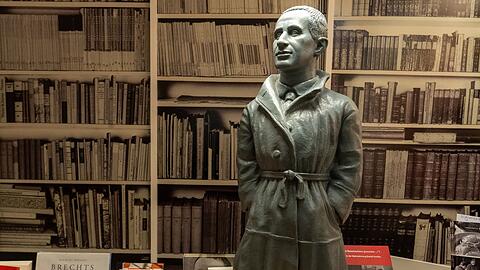 Eine Brechtfigur und Brecht-Literatur in einer Augsburger Buchhandlung. (Archivfoto)