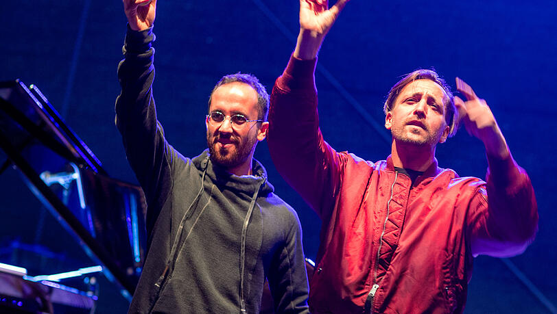 Danger Dan (re.) und der Pianist Igor Levit beim Konzert "Jamel rockt den F&ouml;rster" in dem kleinen Dorf Jamel bei Wismar. Das bundesweit bekannte Festival ist ein Zeichen f&uuml;r zivilgesellschaftliches Engagement gegen die starke Neonaziszene des Ortes.