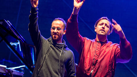Danger Dan (re.) und der Pianist Igor Levit beim Konzert "Jamel rockt den F&ouml;rster" in dem kleinen Dorf Jamel bei Wismar. Das bundesweit bekannte Festival ist ein Zeichen f&uuml;r zivilgesellschaftliches Engagement gegen die starke Neonaziszene des Ortes.