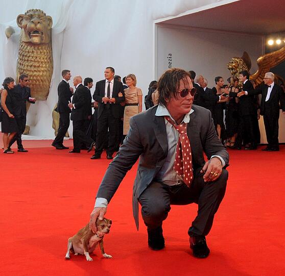 Tja, ein wenig enttäuschend sind diese Bilder schon! Mickey Rourke mit... ja was eigentlich??? Vergessen die guten und vor allem coolen Harley Davidson-Zeiten, für immer gelöscht die im Kopfkino abgespeicherten sexy Szenen aus 91/2 Wochen! Schade drum...