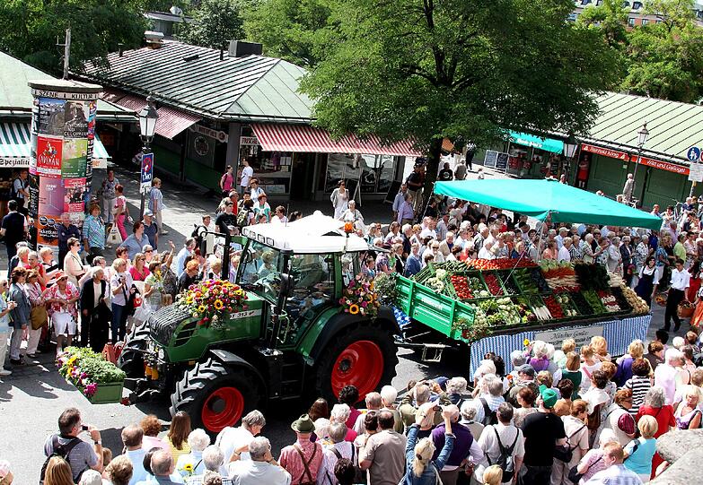 Der Gärtnerjahrtag geht auf ein Gelübde nach der Pestzeit im 17. Jahrhundert zurück. Bis heute wird es bei der heiligen Gertrud von Nivelles, der Schutzpatronin der Gärtner abgelegt. Das Gärtnerfest gehört mit Metzgersprung und Schäfflertanz zu den ältesten Brauchtümern der Stadt München.