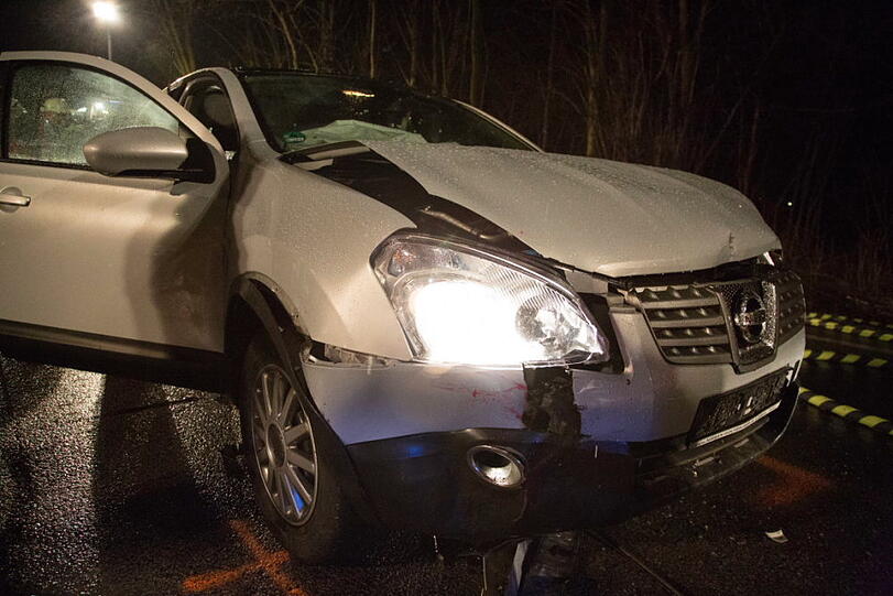 Wendemanöver mit schlimmen Folgen: Ein Auto auf der B20 bei Freilassing bemerkt zu spät, dass der BMW vor ihm wenden will. Es kommt zum Crash; der BMW-Fahrer wird schwer verletzt.