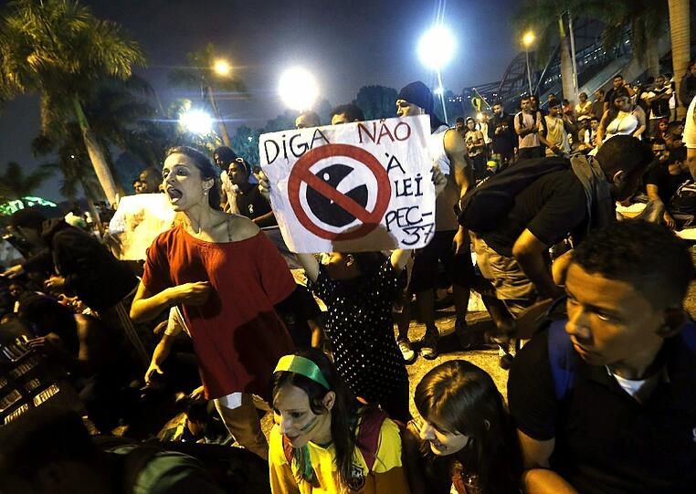 Knapp ein Jahr vor der Fußball-WM in Brasilien erlebt das Land einen ungeahnten Sturm des Protestes.
