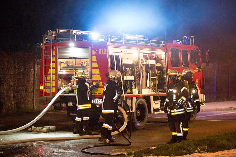 Die Feuerwehr musste einen brennenden Fleischanhänger mit Schaum löschen. Hier die Bilder vom Brand.