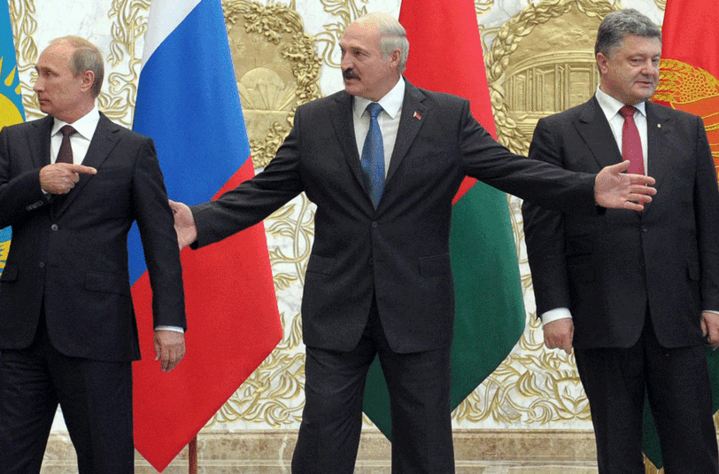 Bringt er sie zusammen? Der weißrussische Präsident Alexander Lukaschenko (M.) hat einen guten Draht zu Poroschenko (r.) und Putin.