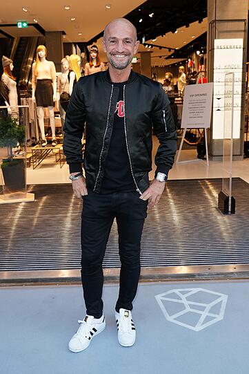 Modelagent Peyman Amin.