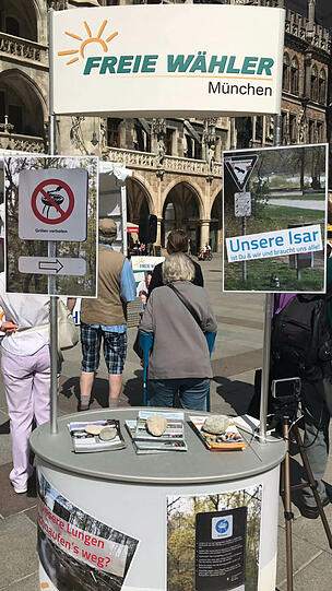 Ein Stand der Freien Wähler mit Info-Broschüren.